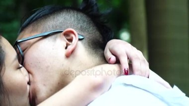 Romantik genç Asyalı çift öpüşme