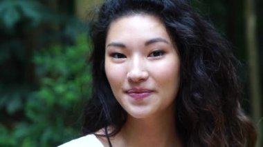 Asyalı güzel bir kızın portresi.