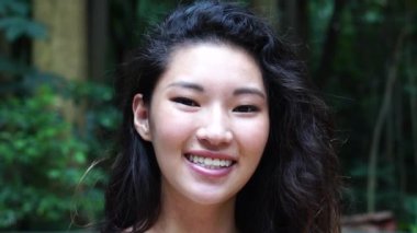 Asyalı güzel bir kızın portresi.