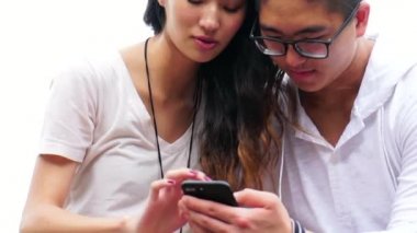 Cep telefonu kullaranarak genç Asyalı Çift