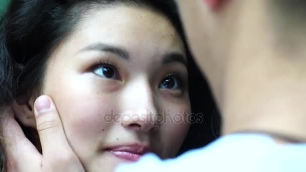 Молодая Азиатская Пара Наслаждается Интимным Моментом — стоковое видео