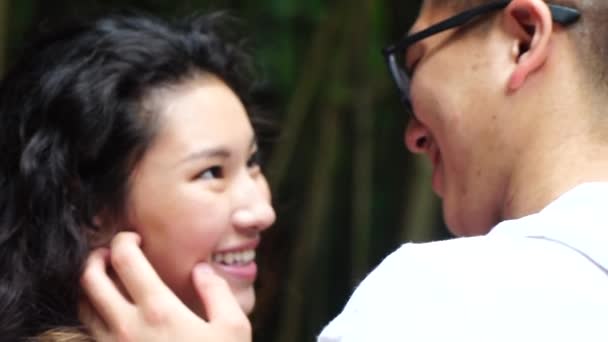 Joven Pareja Asiática Disfrutando Momento Íntimo — Vídeos de Stock