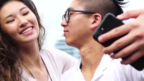 Asiatisches Paar Macht Ein Selfie — Stockvideo