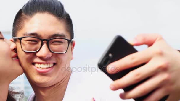 Asiática Pareja Tomando Selfie — Vídeos de Stock
