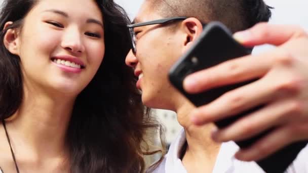 Азіатська Пара Приймаючи Selfie — стокове відео