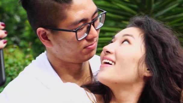 Asiatisches Paar Macht Ein Selfie — Stockvideo