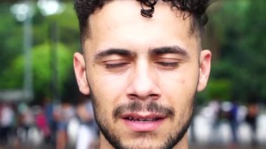 Kameraya bakarak ciddi genç adam