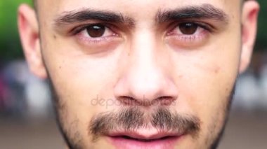 Gülümseyen bir beyaz adam portresi