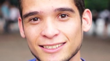 Gülümseyen bir beyaz adam portresi