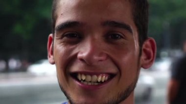 Portre genç adam kentsel arka plan üzerinde