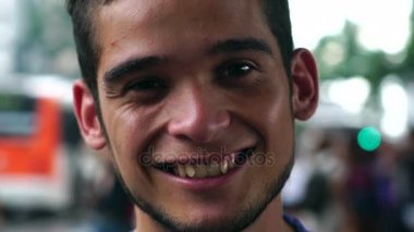 Genç Eşcinsel gülümseyen adam