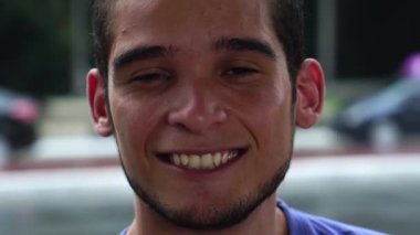 Genç Eşcinsel gülümseyen adam