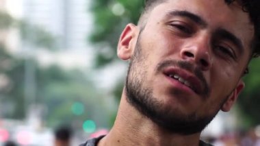 Portre genç adam kentsel arka plan üzerinde