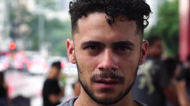 Genç Eşcinsel gülümseyen adam