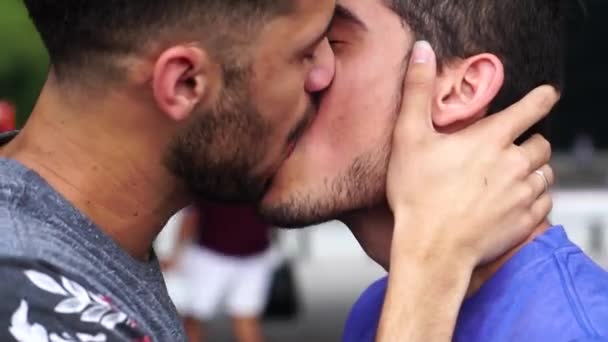 Gay Par Tillgivenhet Kyssar — Stockvideo