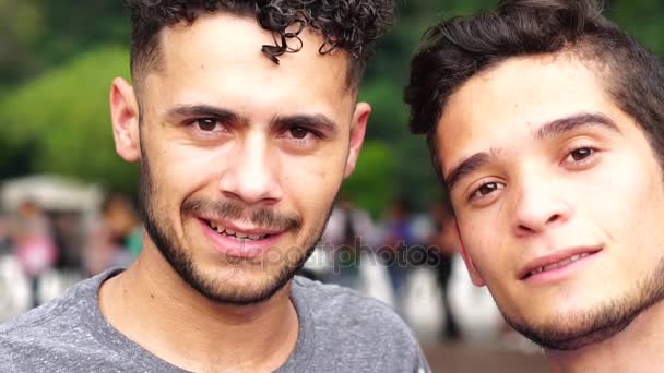 Retrato Casal Amigos Gays — Vídeo de Stock