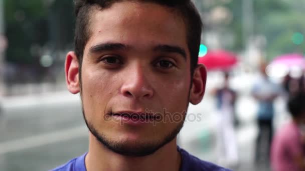 Nahaufnahme Eines Jungen Mannes Mit Urbanem Hintergrund — Stockvideo