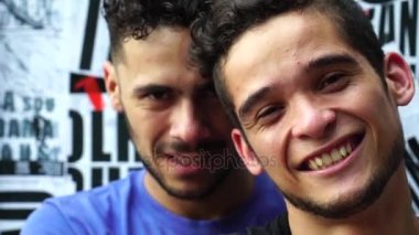 Kameraya bakarak eşcinsel erkekler