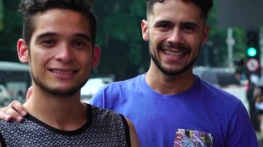 Eşcinsel çift kameraya