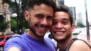 Gay Paulista Avenue, Sao Paulo, Brezilya'da bir selfie alarak Couple