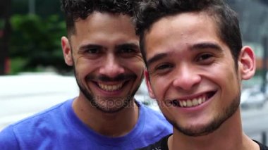 Eşcinsel çift kameraya