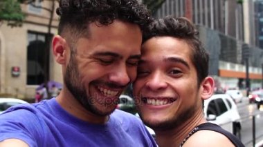 Gay Paulista Avenue, Sao Paulo, Brezilya'da bir selfie alarak Couple