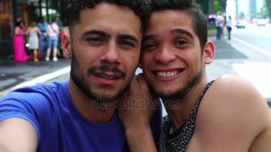 Eşcinsel çift bir Selfie alarak