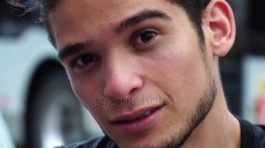 Kameraya bakan bir adamın portresi.