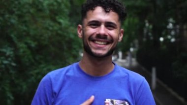 Eşcinsel çocuk öpücük üfleme