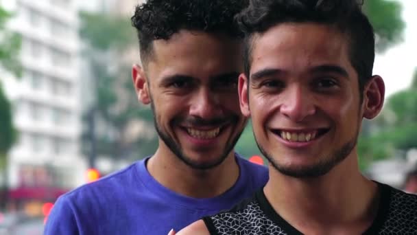 Гомосексуальная Пара Смотрит Камеру — стоковое видео