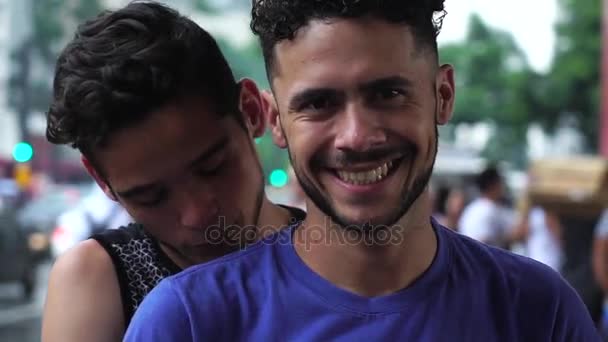 Гомосексуальная Пара Смотрит Камеру — стоковое видео
