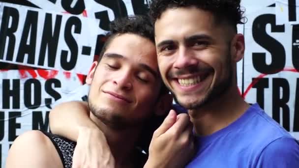 Kameraya Bakarak Eşcinsel Erkekler — Stok video