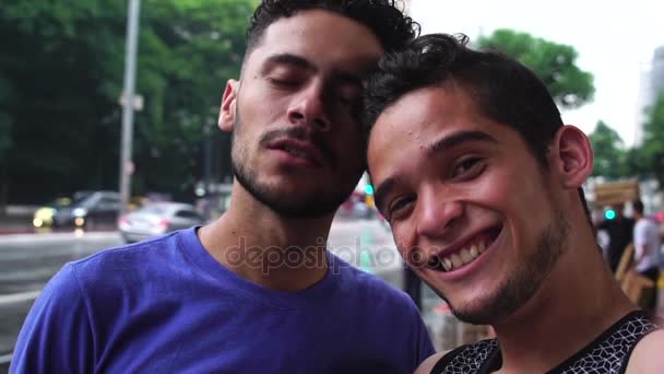 Pareja Gay Tomando Una Selfie Paulista Avenue Sao Paulo Brasil — Vídeo de stock