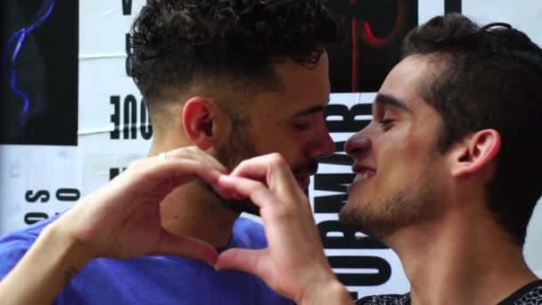 Gay Ζευγάρι Που Δείχνει Σύμβολο Της Αγάπης Χέρια — Αρχείο Βίντεο