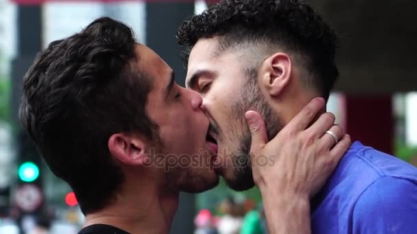 都市の背景にゲイ カップルのキス — ストック動画