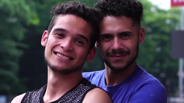 同性恋夫妇看着相机 — 图库视频影像