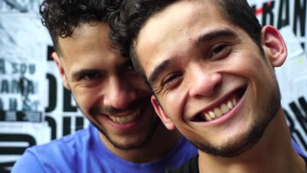 Мальчики Геи Мальчики Геи Смотрят Камеру — Стоковое видео © gustavofrazao #179373554