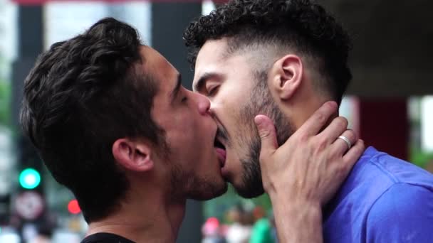 Gay Pár Líbání Pozadí Města — Stock video