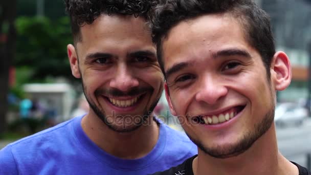 Gay Coppia Baci Città Sfondo — Video Stock