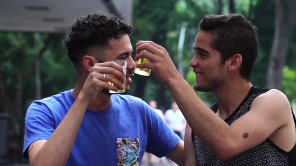 Pareja Gay Bebiendo Cerveza Calle — Vídeos de Stock