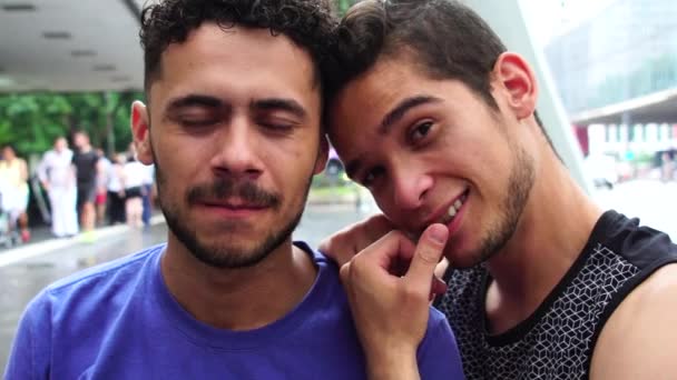 Casal Homossexual Tomando Selfie — Vídeo de Stock