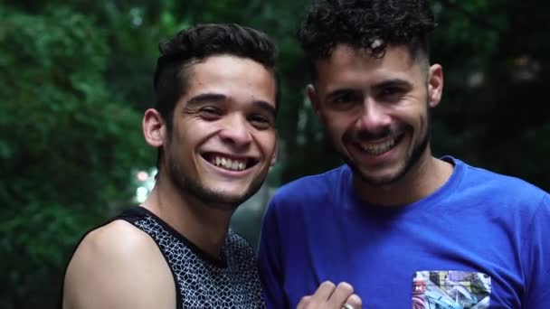 Retrato Casal Homossexual Parque — Vídeo de Stock