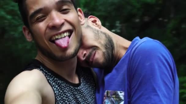 Ζευγάρι Που Αναλαμβάνει Μια Selfie Στο Πάρκο — Αρχείο Βίντεο