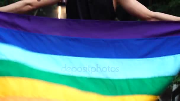 Gay Chico Ondeando Arco Iris Bandera — Vídeos de Stock