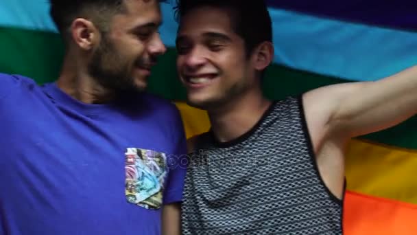 Pareja Homosexual Celebrando Con Bandera Arco Iris — Vídeos de Stock