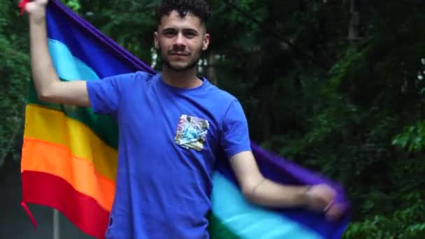 Eşcinsel Çocuk Sallayarak Gökkuşağı Bayrağı — Stok video
