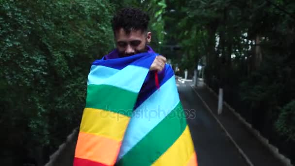 Gay Αγόρι Κυματίζει Σημαία Ουράνιο Τόξο — Αρχείο Βίντεο