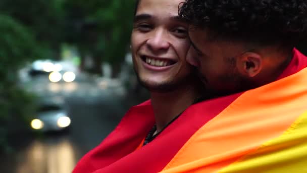 Pareja Homosexual Celebrando Con Bandera Arco Iris — Vídeos de Stock