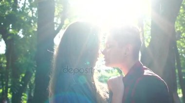 Bir gün batımı zamanında romantik lezbiyen çift öpüşme