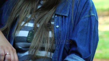 Genç lezbiyen çift Park üzerinde rahatlatıcı